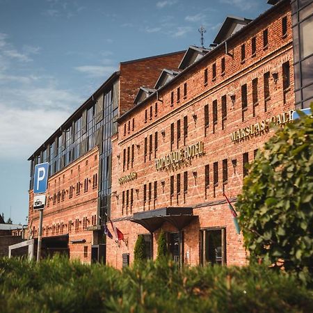 Promenade Hotel リエパーヤ エクステリア 写真 The main building of the university