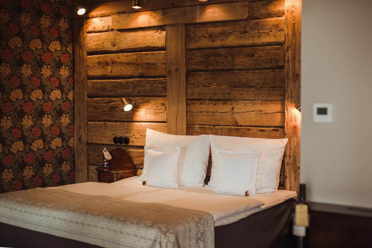 Promenade Hotel リエパーヤ エクステリア 写真 A bed with a wooden headboard