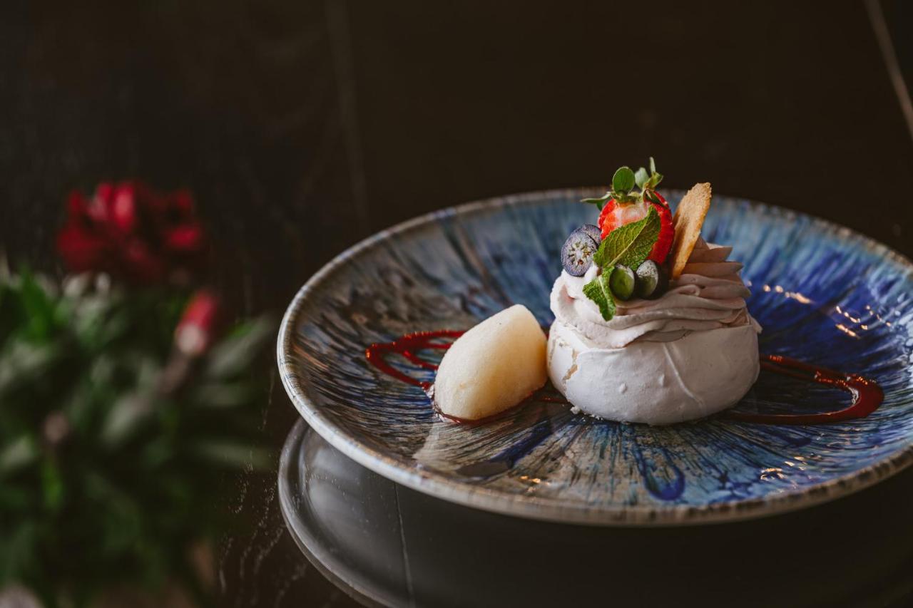 Promenade Hotel リエパーヤ エクステリア 写真 A pear and meringue dessert
