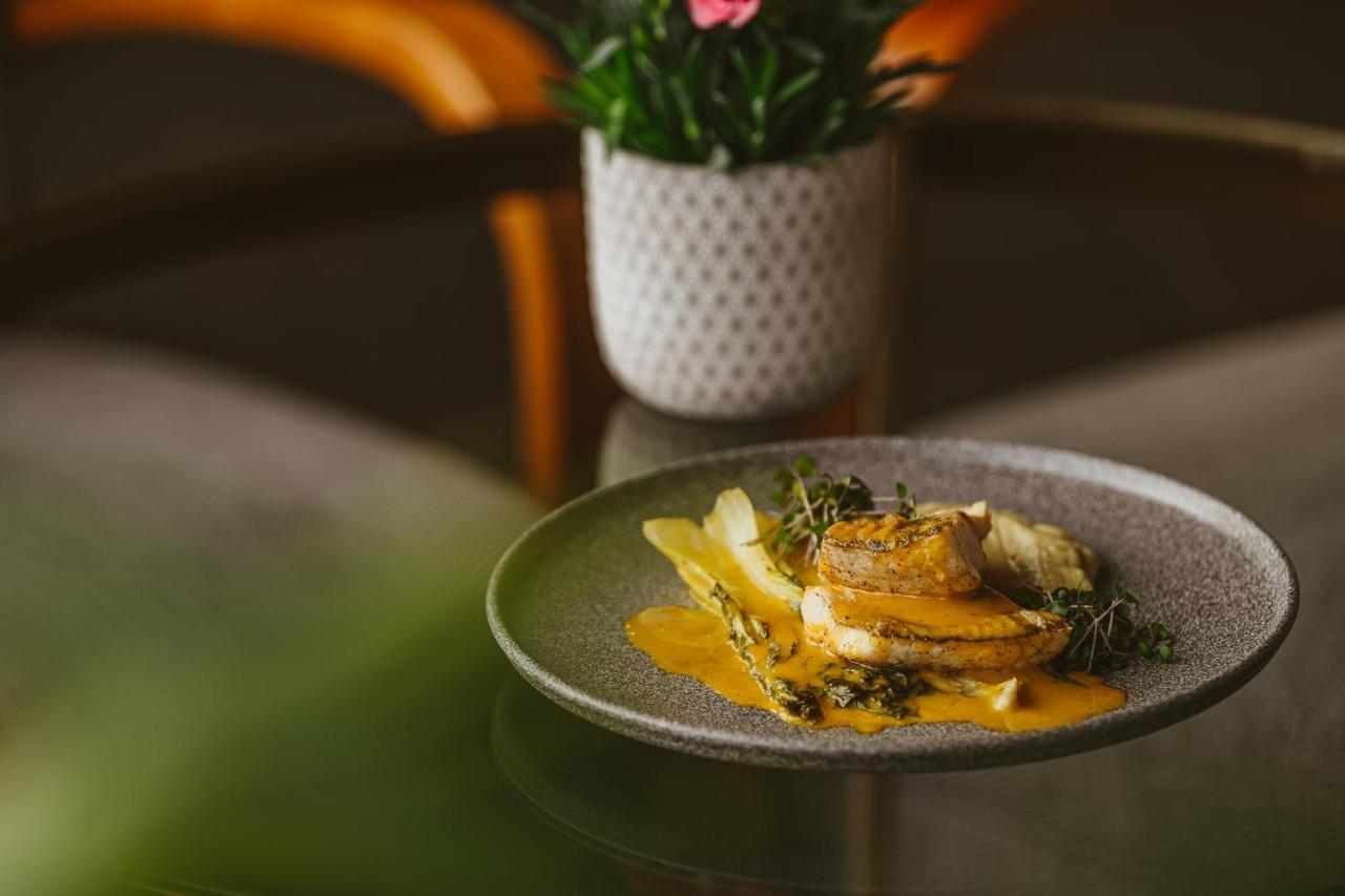 Promenade Hotel リエパーヤ エクステリア 写真 A dish of chicken and broccoli