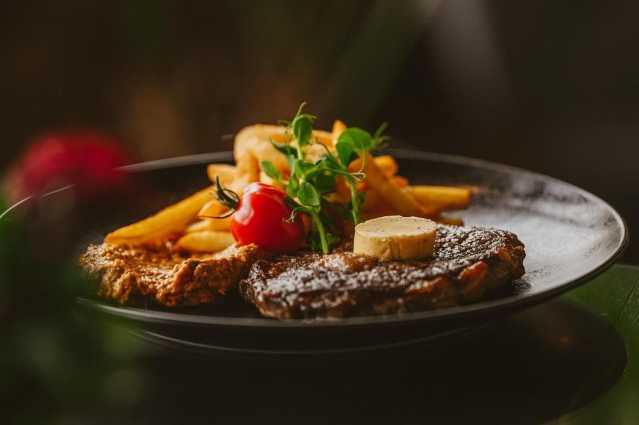 Promenade Hotel リエパーヤ エクステリア 写真 A steak and chips meal