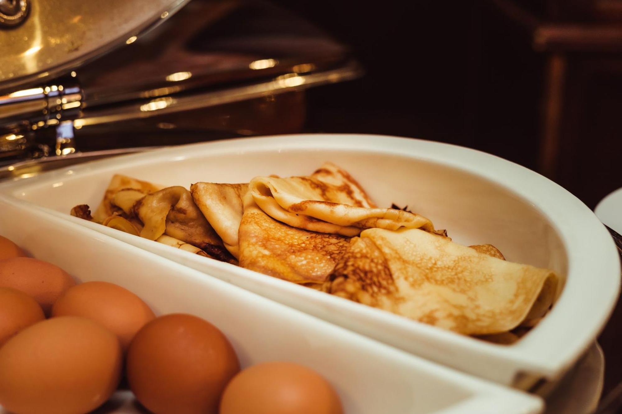 Promenade Hotel リエパーヤ エクステリア 写真 A plate of blini