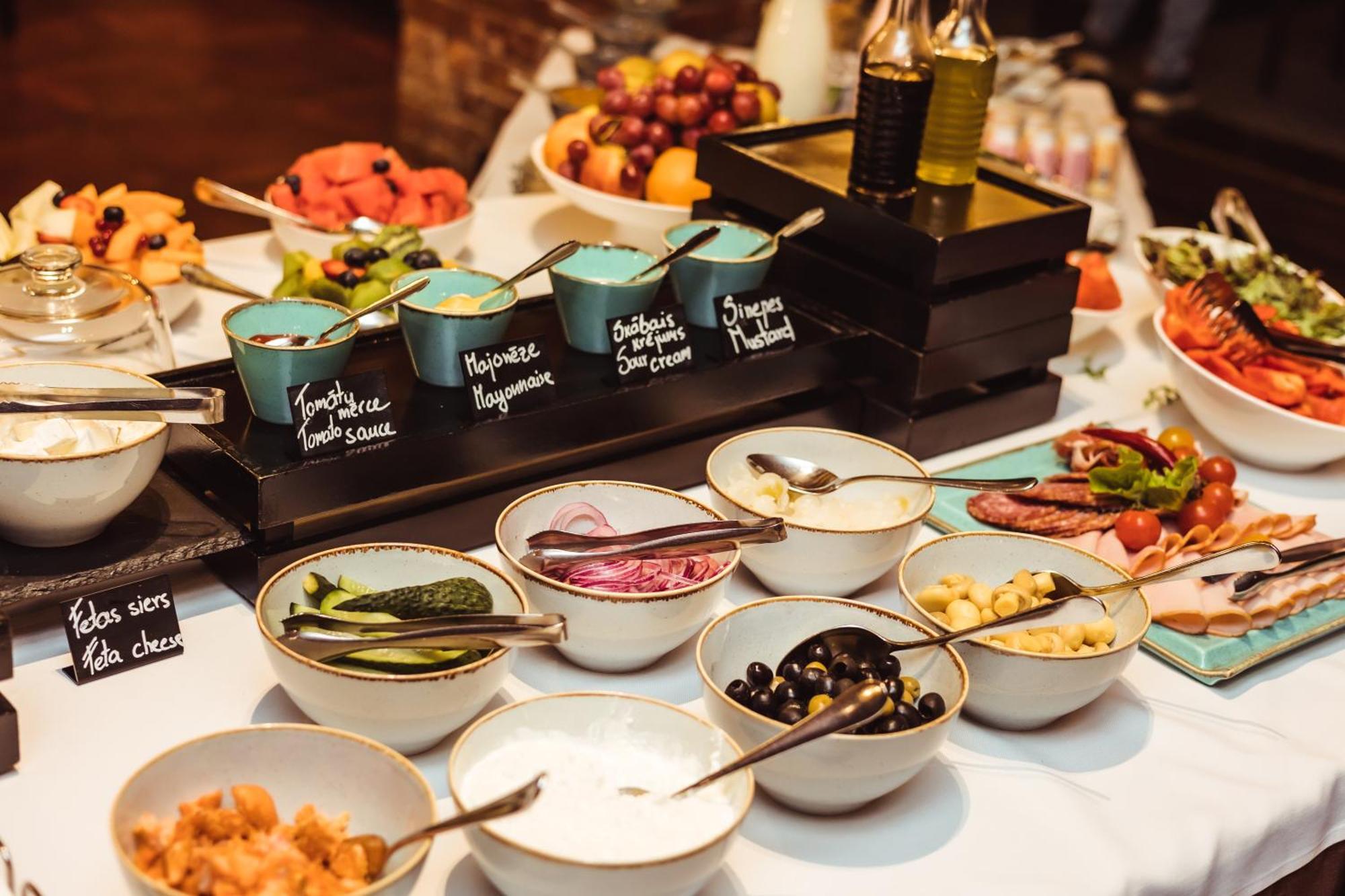 Promenade Hotel リエパーヤ エクステリア 写真 A selection of condiments