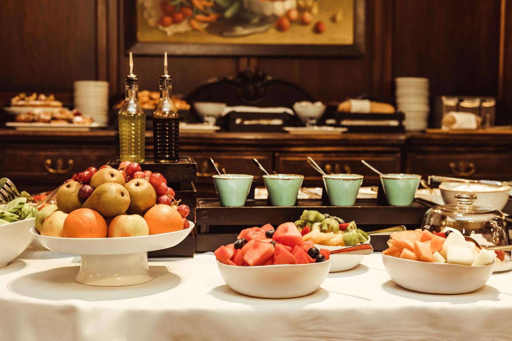 Promenade Hotel リエパーヤ エクステリア 写真 A fruit salad buffet