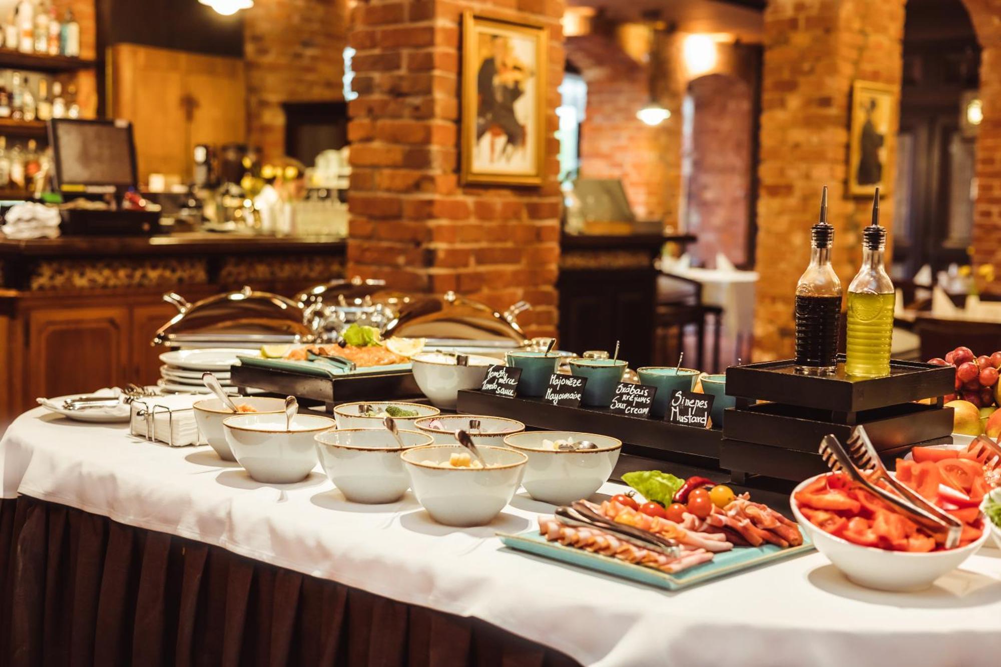 Promenade Hotel リエパーヤ エクステリア 写真 A buffet at a restaurant