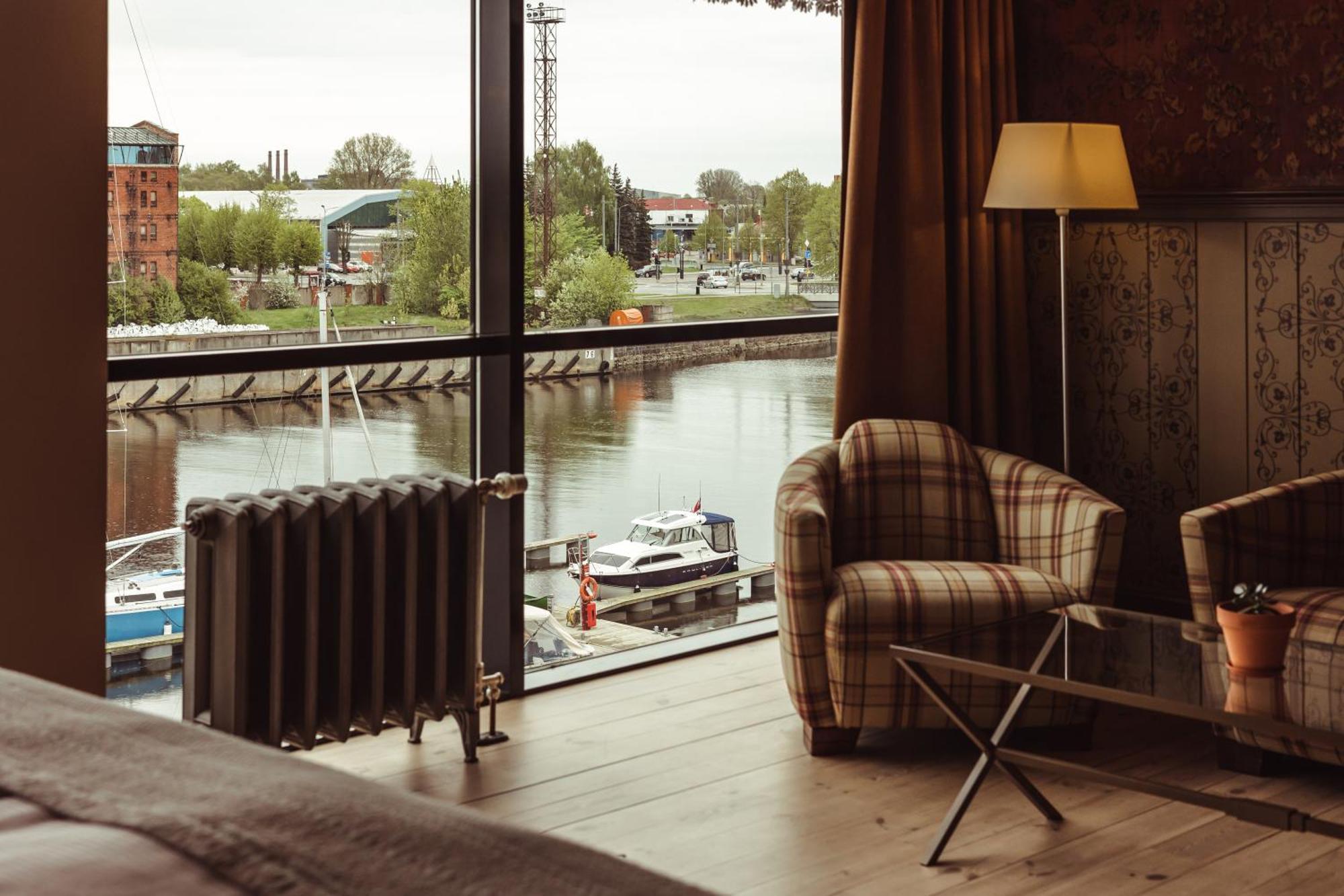 Promenade Hotel リエパーヤ エクステリア 写真 A room at the River Lee Hotel