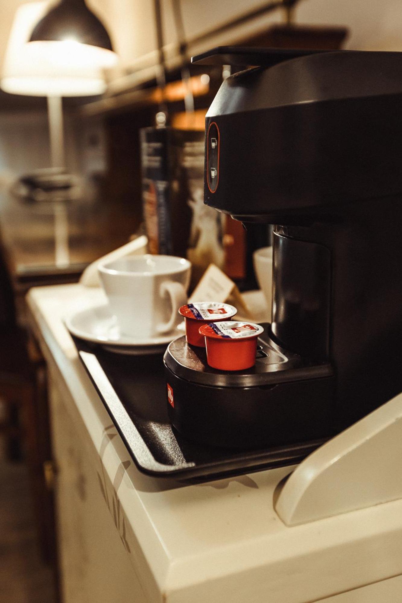 Promenade Hotel リエパーヤ 部屋 写真 Coffee machine with coffee capsules