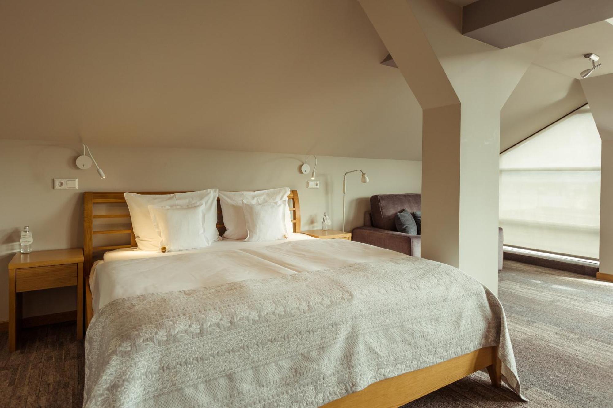 Promenade Hotel リエパーヤ エクステリア 写真 A bedroom at the hotel