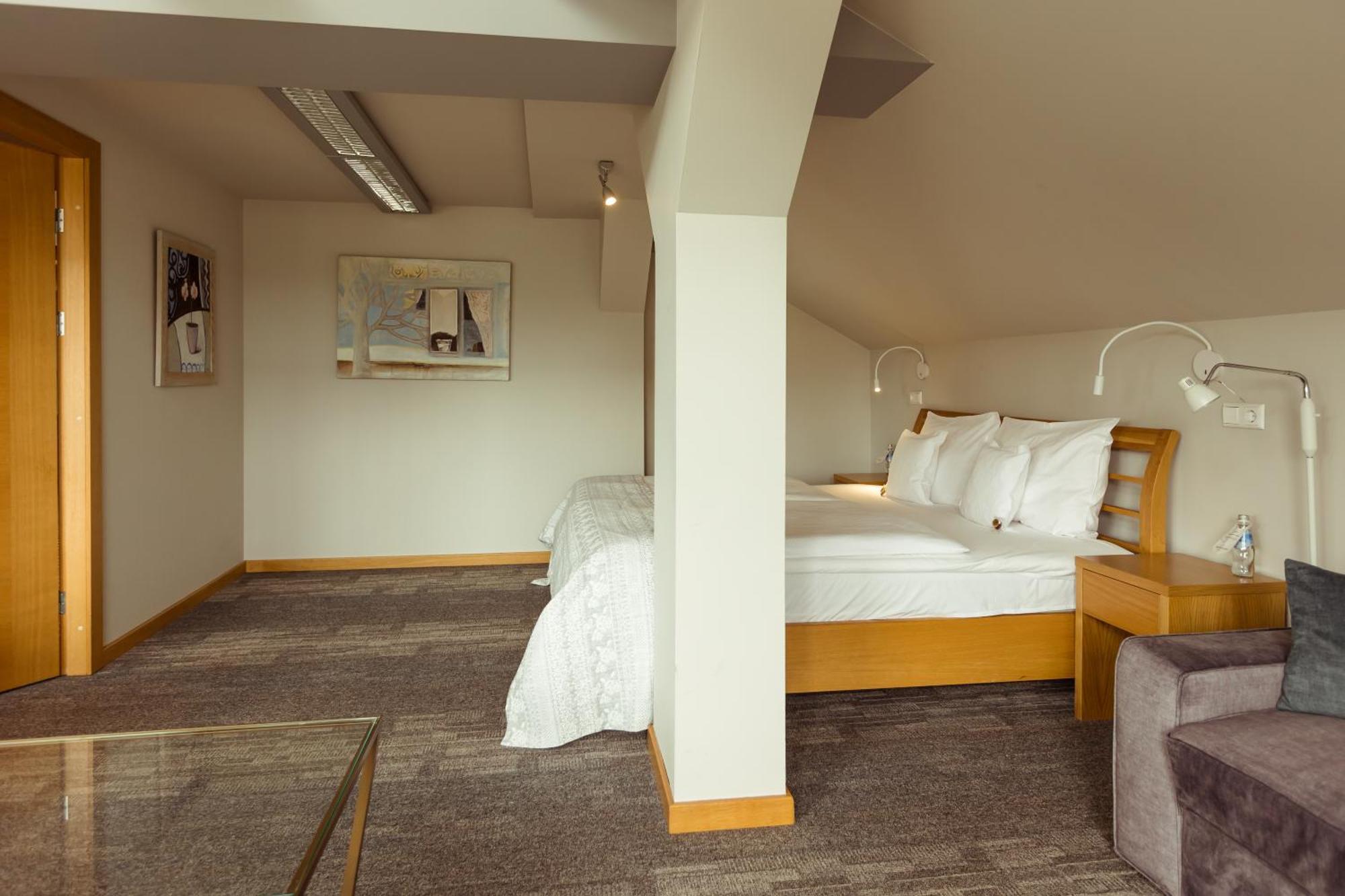 Promenade Hotel リエパーヤ エクステリア 写真 A room at the hotel