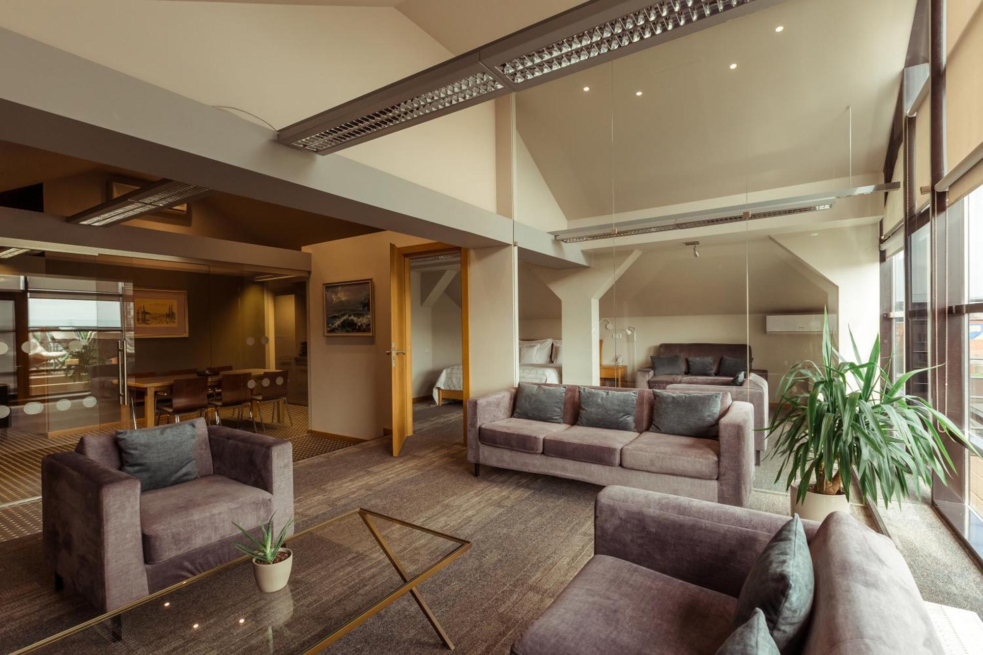Promenade Hotel リエパーヤ エクステリア 写真 The interior of the 1960s building